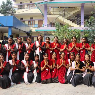 विराटनगर-७ मा रहेको मेरिल्याण्ड कलेजको २२ औं वार्षिकेत्सवको अवसरमा विभिन्न कल्चरल पोसाकमा सजिएका छात्राहरु । तस्वीर : पुष्पराज थपलिया