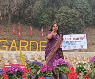 तेह्रथुम लालिगुराँस नगरपालिका स्थित आर आर गार्डेनमा आयोजित कोशी प्रदेश पर्यटन वर्ष २०८२ को शुभारम्भ कार्यक्रममा गित गाउँदै लोक गायिका अन्जु गौतम । तस्वीर :  पुष्पराज थपलिया