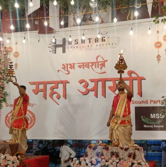 ह्यास ट्याक विराटनगरको आयोजनामा विराटनगरको गुद्री बजारमा नवरात्रीको अवसरमा गरिएको आरती । तस्वीर : पुष्पराज थपलिया
