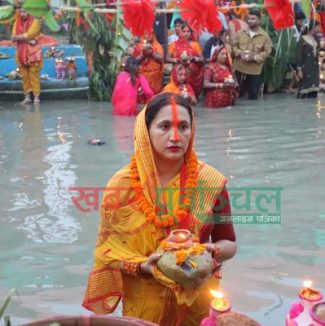 सुनसरी मोरङ सिचाइ आयोजनाको नहरमा उदाउँदो सुर्यलाई अर्घ दिँदै विराटनगर महानगरपालिकाकी उप मेयर शिल्पा निरला कार्की । तस्वीर : पुष्पराज थपलिया