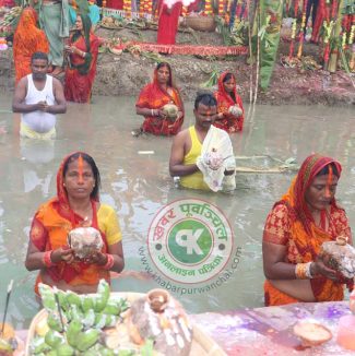 सुनसरी मोरङ सिचाई आयोजनको नहरमा अस्ताउँदो सुर्यलाइ अर्घ दिँदै ब्रतालुहरु । तस्वीर : पुष्पराज थपलिया